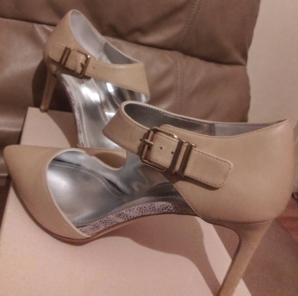 NWT ladies leather pumps. - Picture 8 of 9